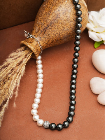 Dual-Tone Elegance Pearl Necklace – Black & White Harmony